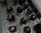 Foto langkah ke 4 dari resep Bola-Bola Coklat Biskuit Roma Kelapa.