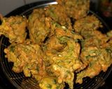 A picture of step 3 of Spinach Pakoda.