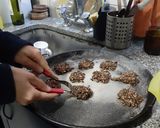 Foto del paso 4 de la receta: Galletitas de banana y algarroba para empezar el día