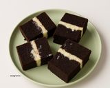 Foto langkah ke 8 dari resep Bolu Ketan Hitam Isian Keju Lumer (tanpa mixer, tanpa oven, takaran sendok).