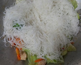 Foto langkah ke 5 dari resep Bihun Goreng Ayam.