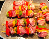 Foto del paso 4 de la receta: Brochetas de solomillo de cerdo