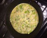 Foto del paso 3 de la receta: Tortilla de huevo con crema de leche