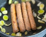 Une image de l'étape 3 de Saucisses végétariennes mijotées aux aubergines.