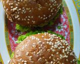 Foto langkah ke 3 dari resep Burger Telur Simpel 🥚🥬🥒🍅.