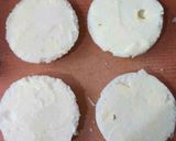 A picture of step 4 of Idlizza (Idli Pizza).