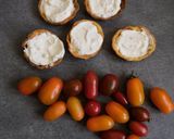 Une image de l'étape 4 de Tarte aux tomates cerises et aux petits suisses sans cuisson.