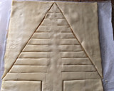 Foto del paso 4 de la receta: 🎄Árbol Navidad de hojaldre y pasta de turrón (Casera)🌟
