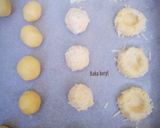 Foto langkah ke 3 dari resep Strawberry cheese thumbprint cookies.
