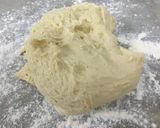 A picture of step 5 of Chicken flower buns.