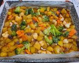 Tepsis csirkecombok zöldségágyon recept fázis 10 fotója