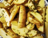 Foto del paso 3 de la receta: Cuartos traseros de pollo al horno con papas