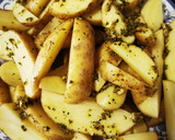 Foto del paso 3 de la receta: Cuartos traseros de pollo al horno con papas
