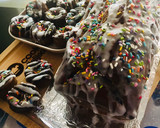 Foto del paso 8 de la receta: MINI 🍩DONAS🍩 Y 🥮BUDÍN 🥮 DE MANTEQUILLA DE MANÍ AL 🍫🍩CHOCOLATE🍫 🍩