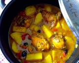 Foto del paso 7 de la receta: Pollo estofado a la moruna con patatas y pasas