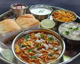 झणझणीत चटकदार मिसळपाव (misalpav recipe in marathi) रेसिपी स्टेप 3 फोटो 