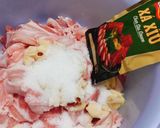 Hình bước làm 1 của món Thịt ba chỉ cuộn đậu bắp