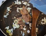 Foto langkah ke 4 dari resep Sayur siram tumis daging cincang.