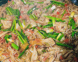 Foto del paso 7 de la receta: Fideuá de verduras y langostinos con allioli de rábanos