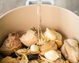【老菜脯蒜香百合雞湯】白露節氣燉湯，滋潤安神營養高的食譜步驟2照片