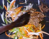 Foto langkah ke 3 dari resep Lumpia Ayam Suwir Wortel.