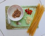 Foto langkah ke 1 dari resep Spaghetti oglio olio tuna.