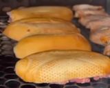 Foto do passo 4 de Pão com linguiça, catupiry e queijo churrasco