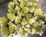 Une image de l'étape 2 de Fleurettes de chou romanesco au bouillon de poisson et estragon.