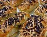 Foto langkah ke 4 dari resep Bolen Pisang Coklat Keju.