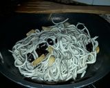 Foto del paso 3 de la receta: Spaghetti negro con gambas, gulas y chaca