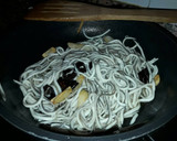 Foto del paso 3 de la receta: Spaghetti negro con gambas, gulas y chaca
