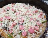 Foto langkah ke 2 dari resep Pizza Ayam Cincang, Sosis, Jamur.