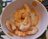 Foto del passaggio 5 della ricetta Chirashi sushi con frittata e gamberi (con le cose che ho trovato in frigo)