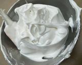 Foto langkah ke 4 dari resep Pavlova.