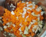 Tejszínes zöldségleves recept fázis 2 fotója