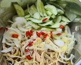 Hình bước làm 2 của món Nộm gà xé phay