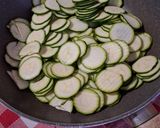Foto del passaggio 1 della ricetta Tortino Rustico con Zucchine e Crudo