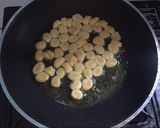 Foto langkah ke 4 dari resep Biji ketapang renyah simple.