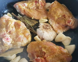Foto del paso 2 de la receta: Contramuslos de pollo aromatizados al ajo