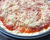 Foto del paso 2 de la receta: Pizza de chorizo, atún y morrones en horno grill para pizza Cecotec