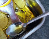 Foto del paso 4 de la receta: Besugos al horno con patatas, infusionados con aceite de tomillo