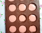 Foto del paso 4 de la receta: Bombones rellenos de gelatina de espuma de fresas