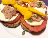 Foto del paso 4 de la receta: Tostada de tomate con mozzarella, atún y mango