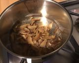 Une image de l'étape 3 de Soupe asiatique épicée au bouillon de crevettes, tomate noire, shiitakes et coriandre.