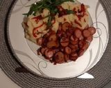 Bacon, virsli karikákkal és krumplipürével recept fázis 4 fotója