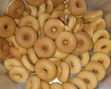 Foto del paso 4 de la receta: Mini Donitas de Vainilla con Chispas de chocolate