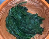 Foto del paso 2 de la receta: Salchicha para asar con espinacas