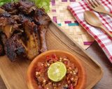 Foto langkah ke 3 dari resep Sambal Terasi Mentahan Ala Ayam Bakar Wong Solo.