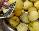 आलुर दम लुची पूरी - बंगाली आलू दम रेसिपी चरण 2 फोटो
