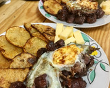 Foto del paso 4 de la receta: Butifarras con salsa de vino tinto, patatas al horno y huevos